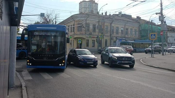 В Саратове столкнулись легковушка с троллейбусом