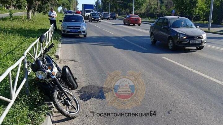 Молодой водитель в больнице после жёсткого ДТП с мотоциклом в Саратове