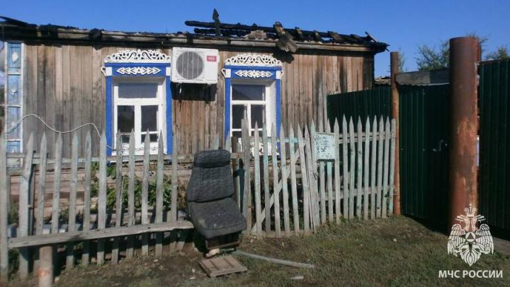 Пенсионерка и сын чудом спаслись из горящего дома под Саратовом