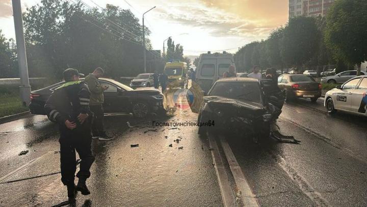 Массовое ДТП в Саратове: водителя «Приоры» госпитализировали после жёсткой аварии