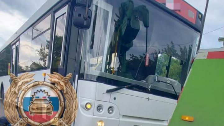 В Саратове полиция сняла с рейсов два автобуса из-за неисправностей