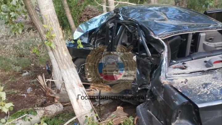 Hyundai врезался в дерево под Саратовом: водитель и пассажир госпитализированы