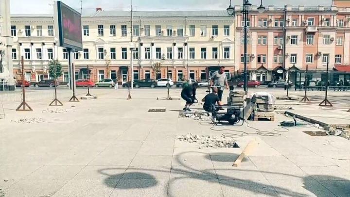 На площади Кирова в Саратове меняют плитку