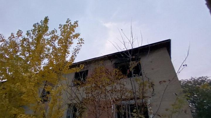 В Саратове ночью горел расселенный дом на Брянской