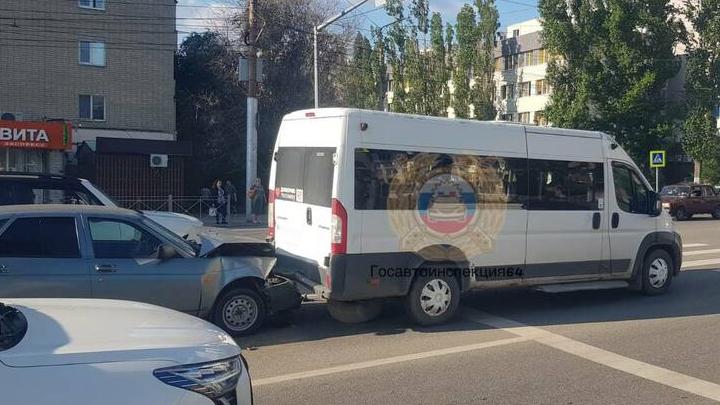 Авария у гостиницы «Олимпия»: водитель Lada Priora попал в больницу после ДТП