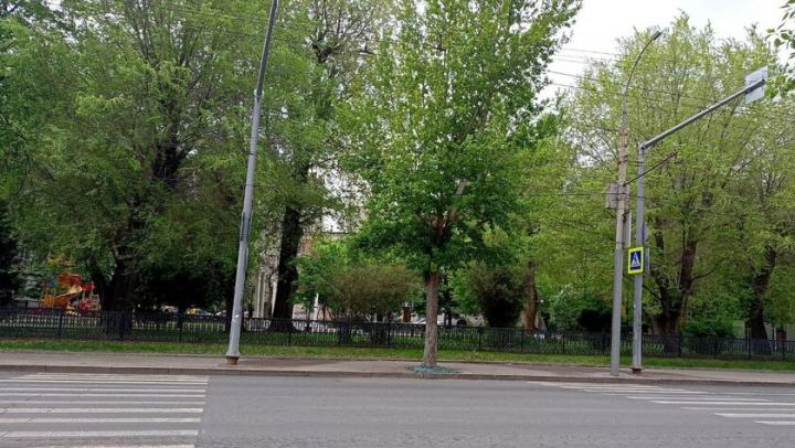 В Саратове за 5,7 млн рублей заменят тротуары в сквере Первой учительницы