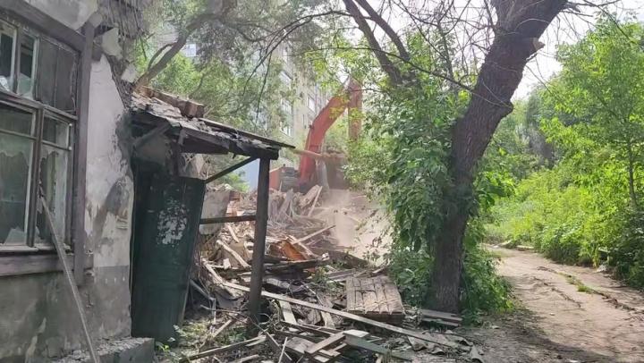 В Заводском районе Саратова сносят аварийный дом на Прессовой