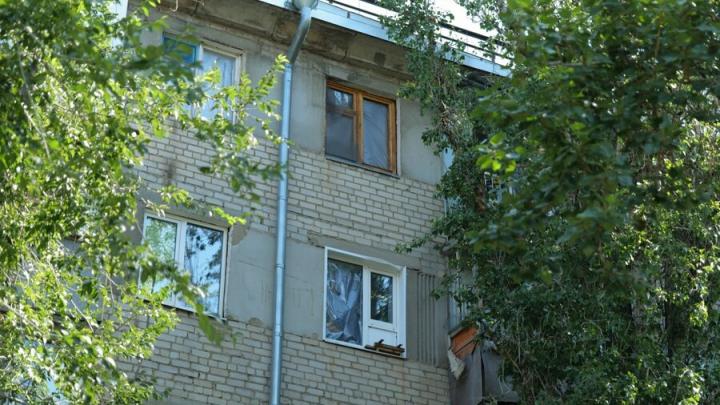Дроны повредили десятки квартир и машин в Энгельсе: власти пообещали срочный ремонт и компенсации