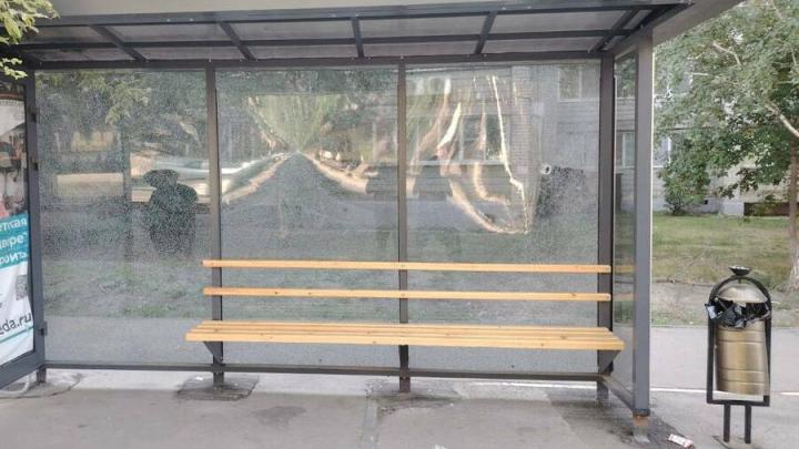 Неизвестные устроили ночной погром на остановках в Заводском районе Саратова