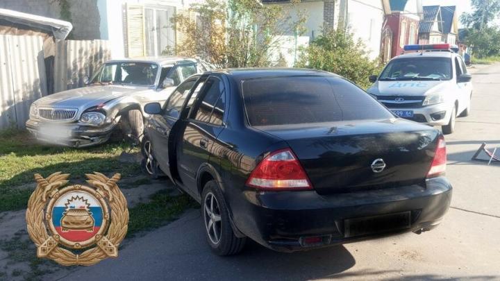 Женщина на Nissan Almera в Марксе врезалась в стоящий ГАЗ: пенсионер госпитализирован