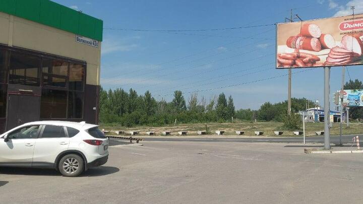 В Энгельсе парковка у магазина представляет опасность для людей