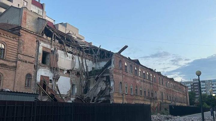 В Саратове провалилась крыша на здании казармы Деконского