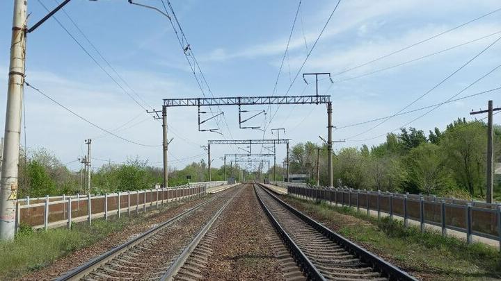 Вдоль железных дорог Саратовской области накопился мусор на площади в 230 кв м