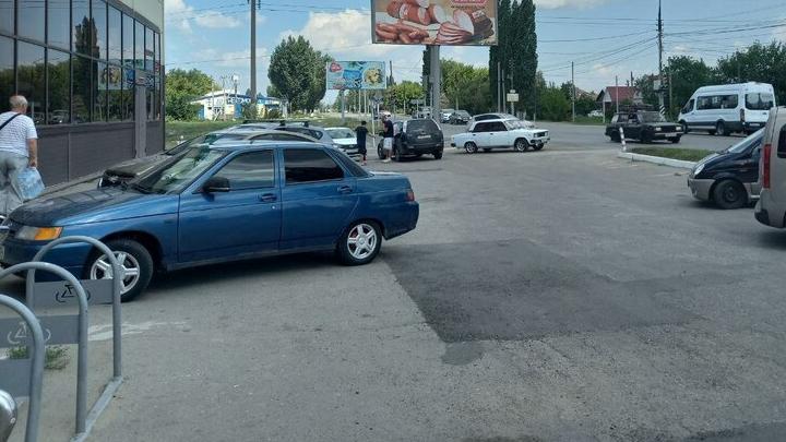 В Энгельсе у магазина на Волжском проспекте произошло ДТП