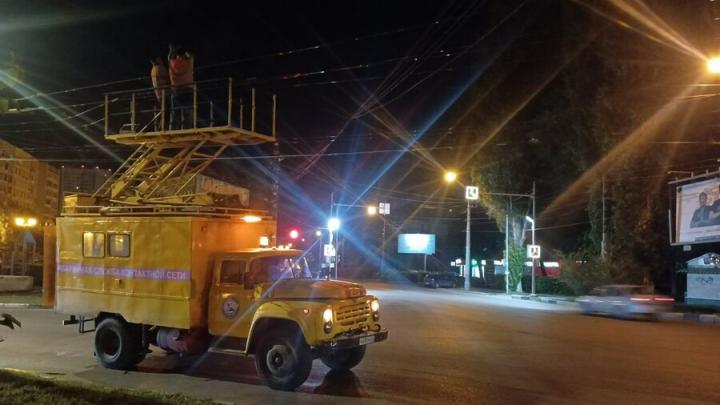 В Энгельсе ежедневно провисают провода контактной сети троллейбусов