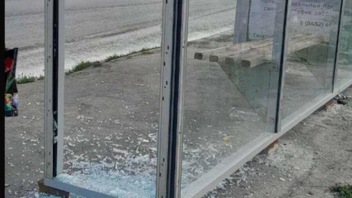 В Заводском районе Саратова снова разбиты стекла на остановке
