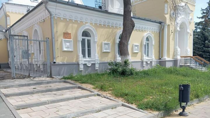 В Вольске благоустраивают территорию детской школы искусств