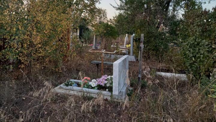 На кладбищах Балашовского района прокуроры нашли нарушения санитарных норм
