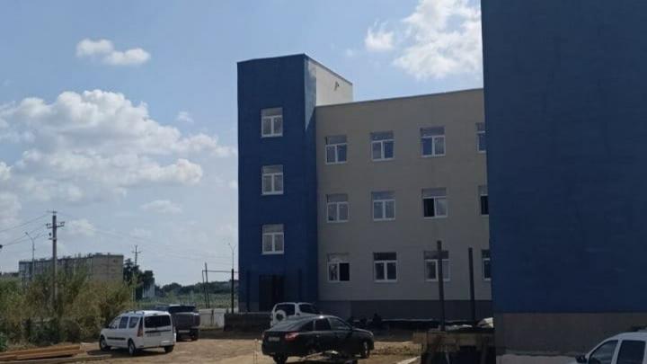 В Красном Куте в рамках нацпроекта строится поликлиника на 400 посещений в смену