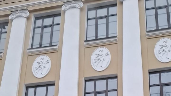 В Саратове вокруг заброшенной школы на Университетской установят новое ограждение