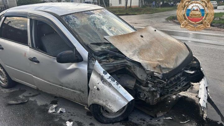 В Пугачеве Mercedes столкнулся с Lada Kалиной: двое госпитализированы