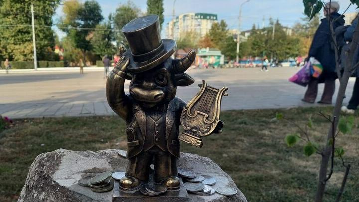 В Энгельсе появился туристический трек с миниатюрными скульптурами символа города
