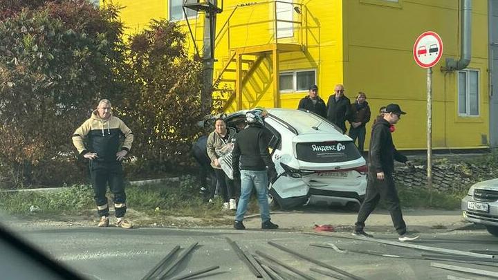 В Юбилейном Kia вылетела с дороги в столб