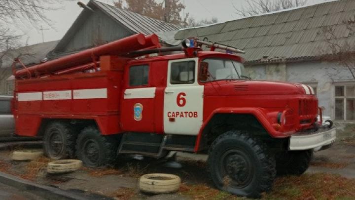 Ночью в саратовском селе горел склад с автомобилями и пиломатериалами