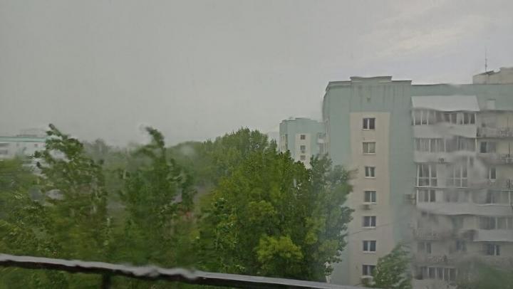 Саратов накроют ливни и порывистый ветер