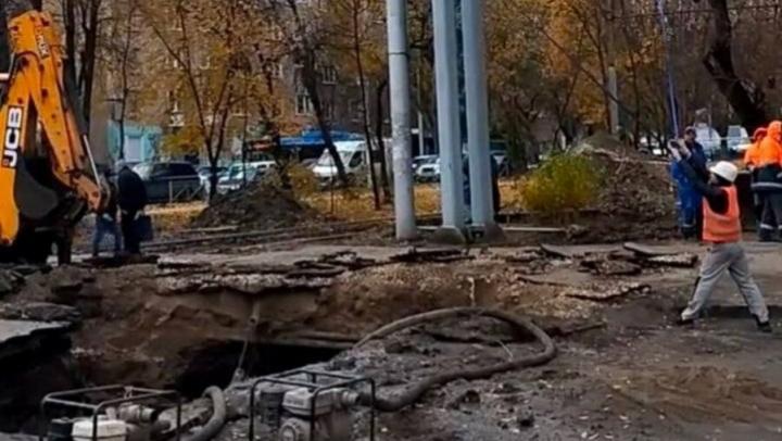 В Саратове убирают рекламные конструкции, которые мешают ремонту коммуникаций