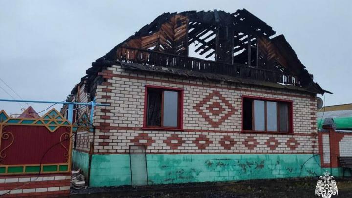В саратовском селе из-за неисправной электропроводки сгорел дом