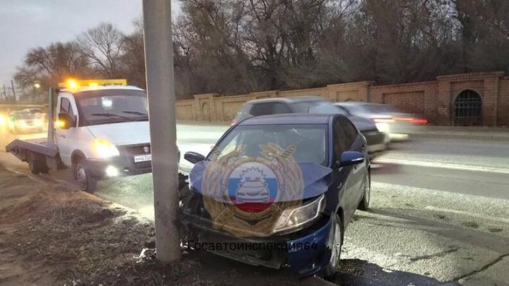 У Воскресенского кладбища в Саратове Kia врезалась в столб
