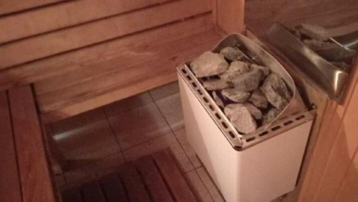 Житель Энгельса пошел в сауну с женщинами и остался без денег