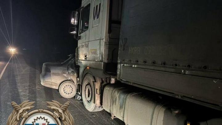 Водитель легковушки погиб в ДТП с грузовиком в Саратовской области
