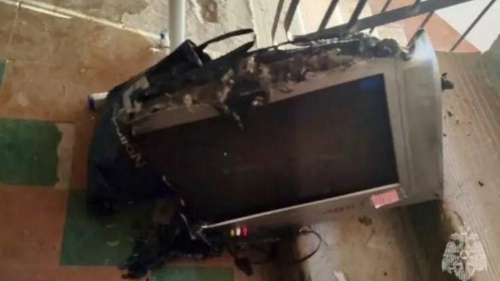 Загорелся телевизор: женщина пострадала на пожаре в Саратове