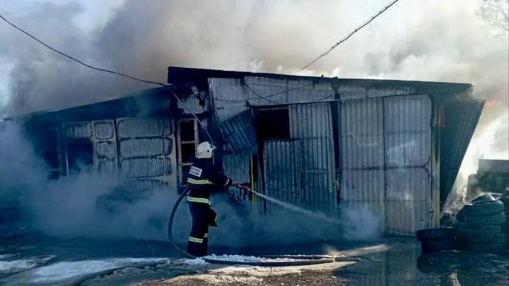 Горящий гараж с автомобилями тушили в саратовском селе