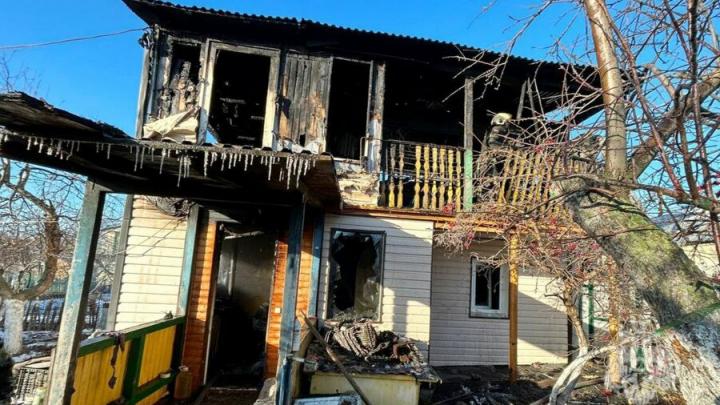 Пожилая женщина госпитализирована с ожогами после пожара на даче в Саратове