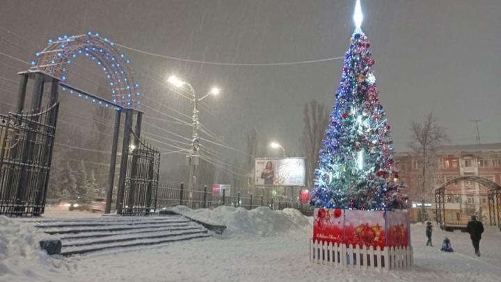 В Саратовской области отказались от новогодних салютов, но сохранят детские ёлки