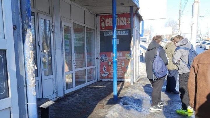 Маленького мальчика в легкой одежде нашли на остановке в Юбилейном без взрослых