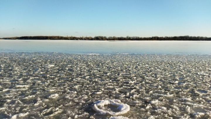 В Саратовской области вводят запрет на выход на лед водоёмов