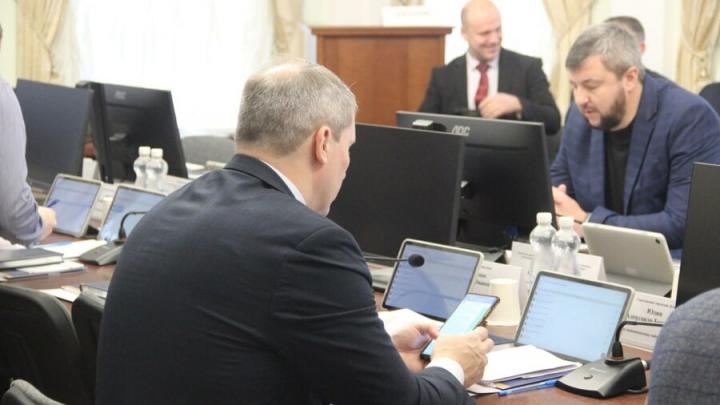 Саратов увеличил расходы на трамваи, дороги и зарплаты бюджетникам: утверждены поправки в бюджет-2025