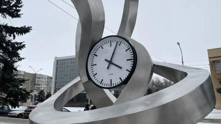 Город поёт: в центре Энгельса заработали музыкальные часы знаменитого земляка