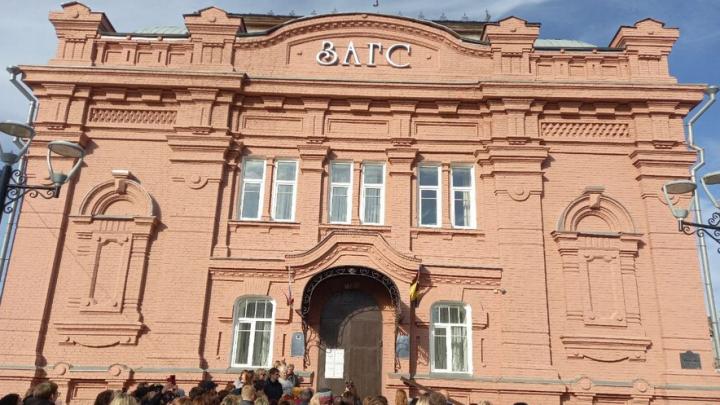 Не все ЗАГСы отдыхают: в Саратовской области назвали даты приёма в праздники