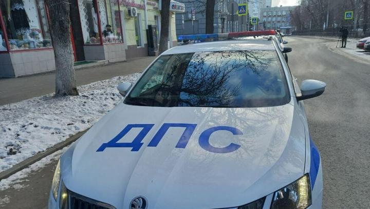 Застрял в снегу под Новый год: полицейские и КАМАЗы спасли водителя под Саратовом