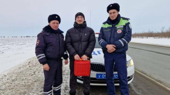 Сотрудники ГИБДД помогли водителю с беременной супругой на трассе в Энгельсском районе
