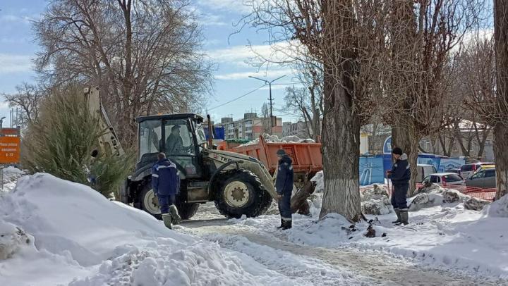 Саратов справляется с рекордными сугробами после праздников