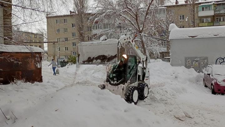 В Саратовской области на расчистку дорог от снега вывели более 1500 единиц техники