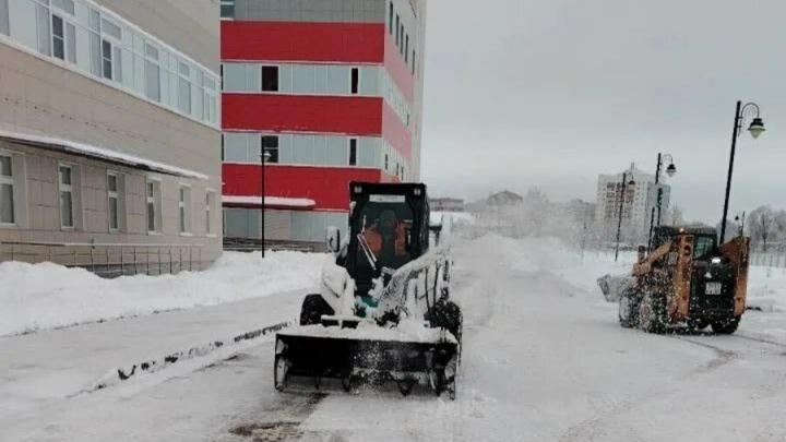 В Саратовской области борются со снежными заносами у медучреждений