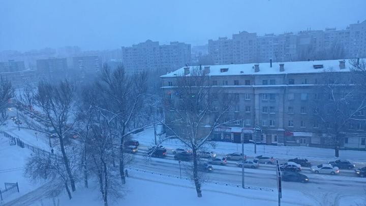 Саратовских водителей из-за непогоды просят отказаться от поездок на автомобилях