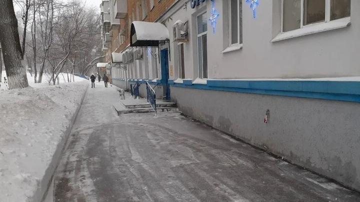 В Саратовской области на территории лечебных учреждений идет уборка снега с привлечением техники